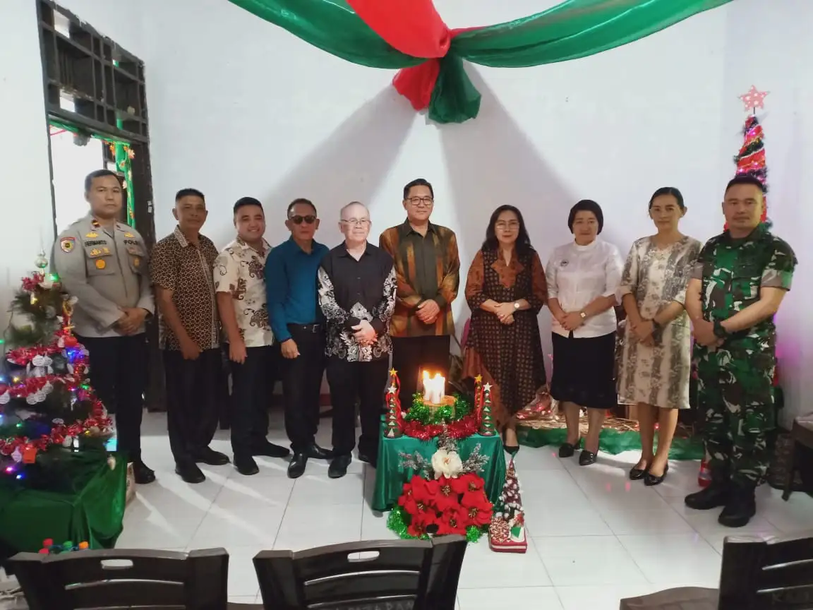 Nuansa Natal Hangat Warnai Ibadah Bersama di Kantor Kecamatan Lembean Timur